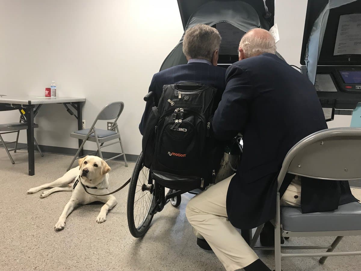 Tras una temporada de vacaciones el perro será reasignado al programa canino de un centro médico que atiende a soldados heridos. En la fotografía Sully junto al expresidente Bush cuando votó en las 
<a href="https://twitter.com/jgm41/status/1058094122437881856">elecciones de mitad de periodo el pasado noviembre.</a>