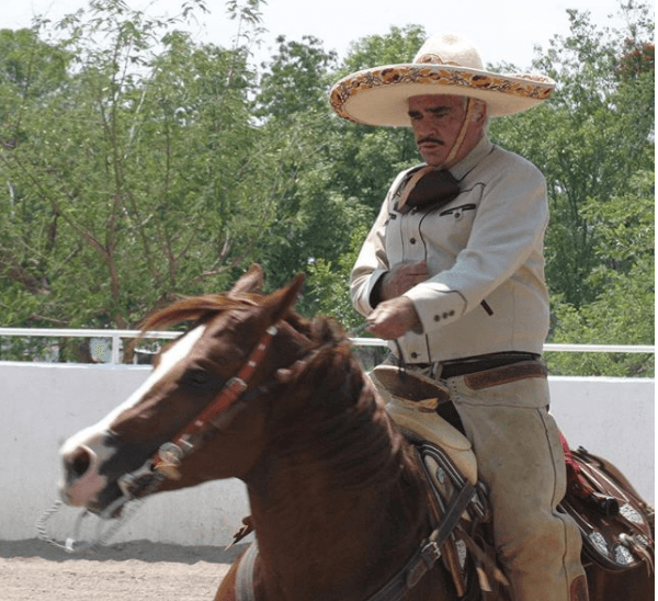A propósito de 'El Charro de Huentitán', Vicente Fernández también es un apasionado de los caballos y la charrería. Su escuadra, 'Los Tres potrillos', ha sido ganadora de varias competencias charras en México.