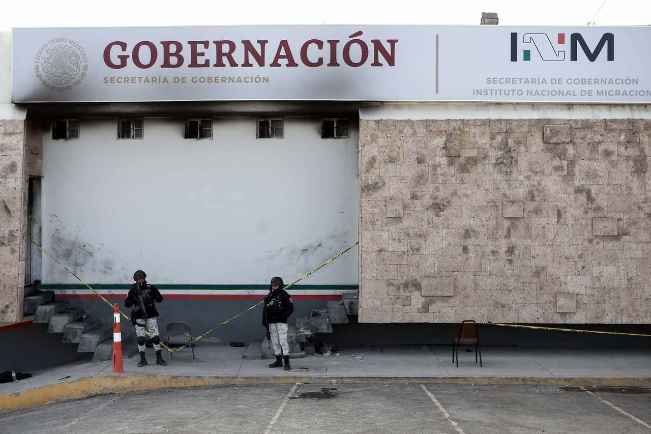 Detienen al jefe del centro migratorio de Ciudad Juárez, acusado de dar la orden de encerrar bajo llave a los inmigrantes