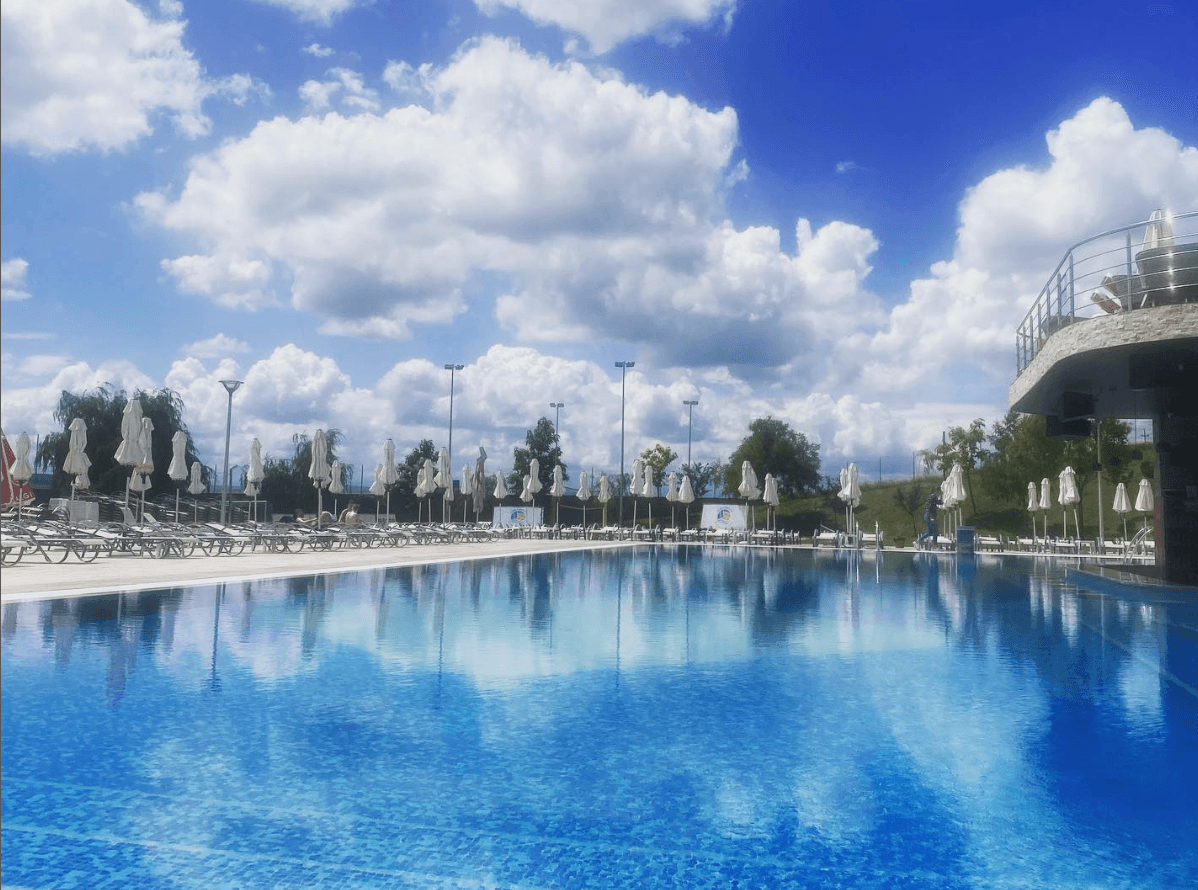 <b>Piscina del parque Astoria</b>
<br>Calle 19 por cierto. Hoyt Ave. Norte y Ditmars Blvd.
<br>Queens, Nueva York
<br>(718) 626-8620
<br>
<br>Con 330 pies de largo, la piscina Astoria 
<b>es la más grande de la ciudad de Nueva York,</b> por lo que siempre hay espacio para nadar o flotar. Pero si lo tuyo es solamente refrescarte en sus aguas: está rodeada de un graderío que te permitirá disfrutar del escenario, después de todo la Astoria es una de las piscinas más pintorescas de la ciudad, pues queda entre los puentes Robert F. Kennedy y Hell Gate.
<br>