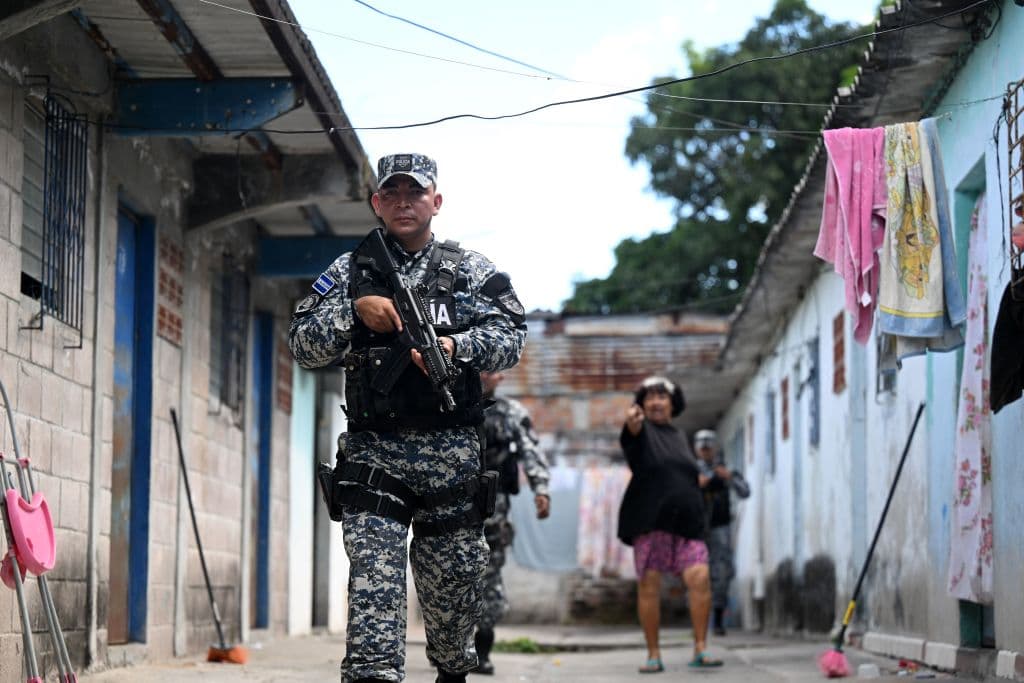 Organizaciones sociales han dicho haber documentado más de 4,000 casos de violaciones a los derechos humanos durante los primeros ocho meses de vigencia de la medida y afirman tener informes de que al menos 80 personas han muerto bajo custodia de las autoridades.