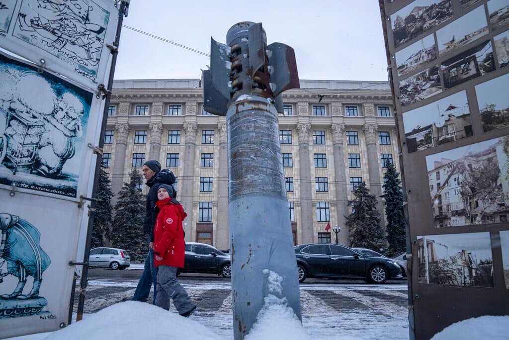 Un hombre y su hijo pasean por una calle donde se ve un misil que forma parte de una exhibición de guerra en la segunda ciudad más importante de Ucrania. En 2014, Rusia se anexó Crimea, una península ucraniana en el mar Negro.