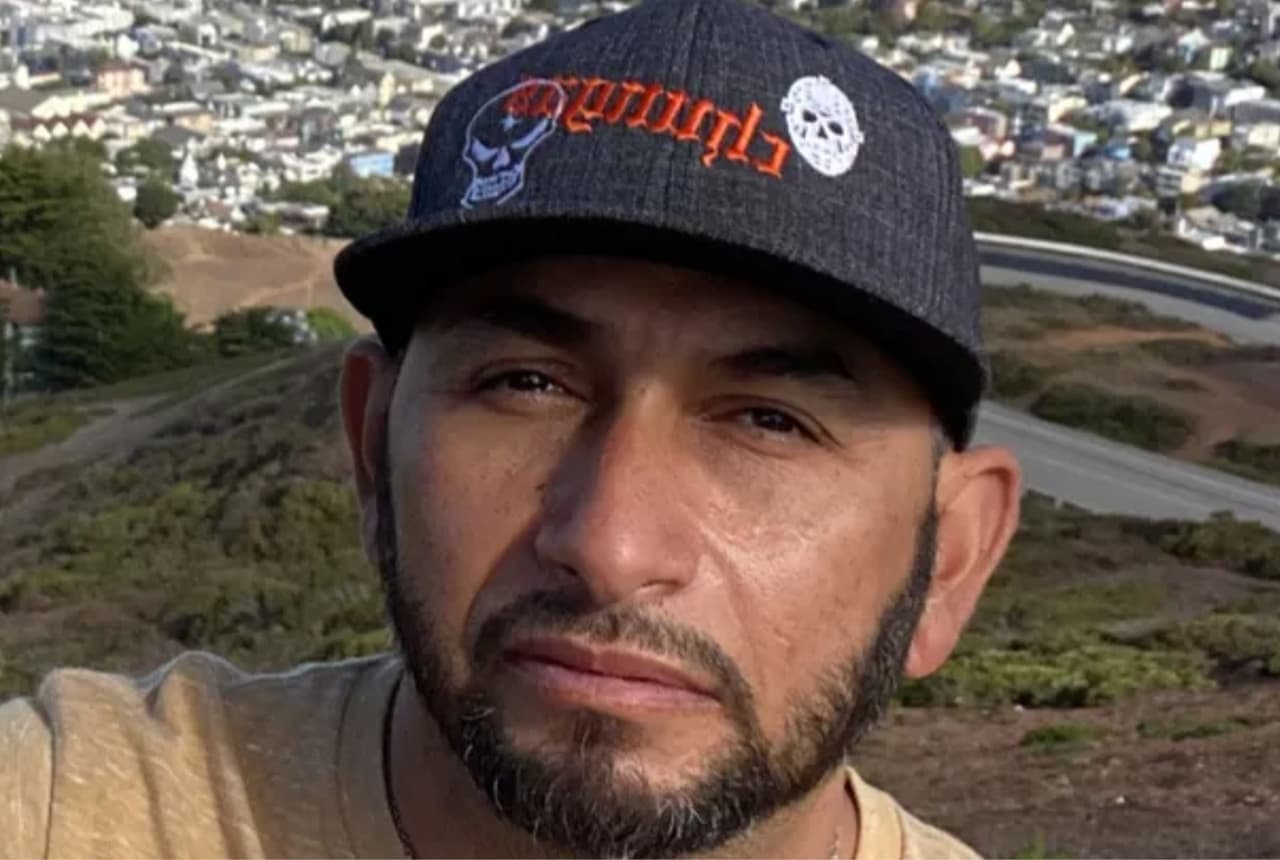 Familiares del podador de árboles que falleció el pasado 11 de octubre en un trágico accidente al caer en una trituradora de ramas en Menlo Park 
<a href="https://www.univision.com/local/san-francisco-kdtv/jesus-contreras-benitez-podador-de-arboles-trituradora-menlo-park">lo identificaron como<b> </b>Jesús Contreras Benítez</a>, de 47 años y residente de Redwood City.