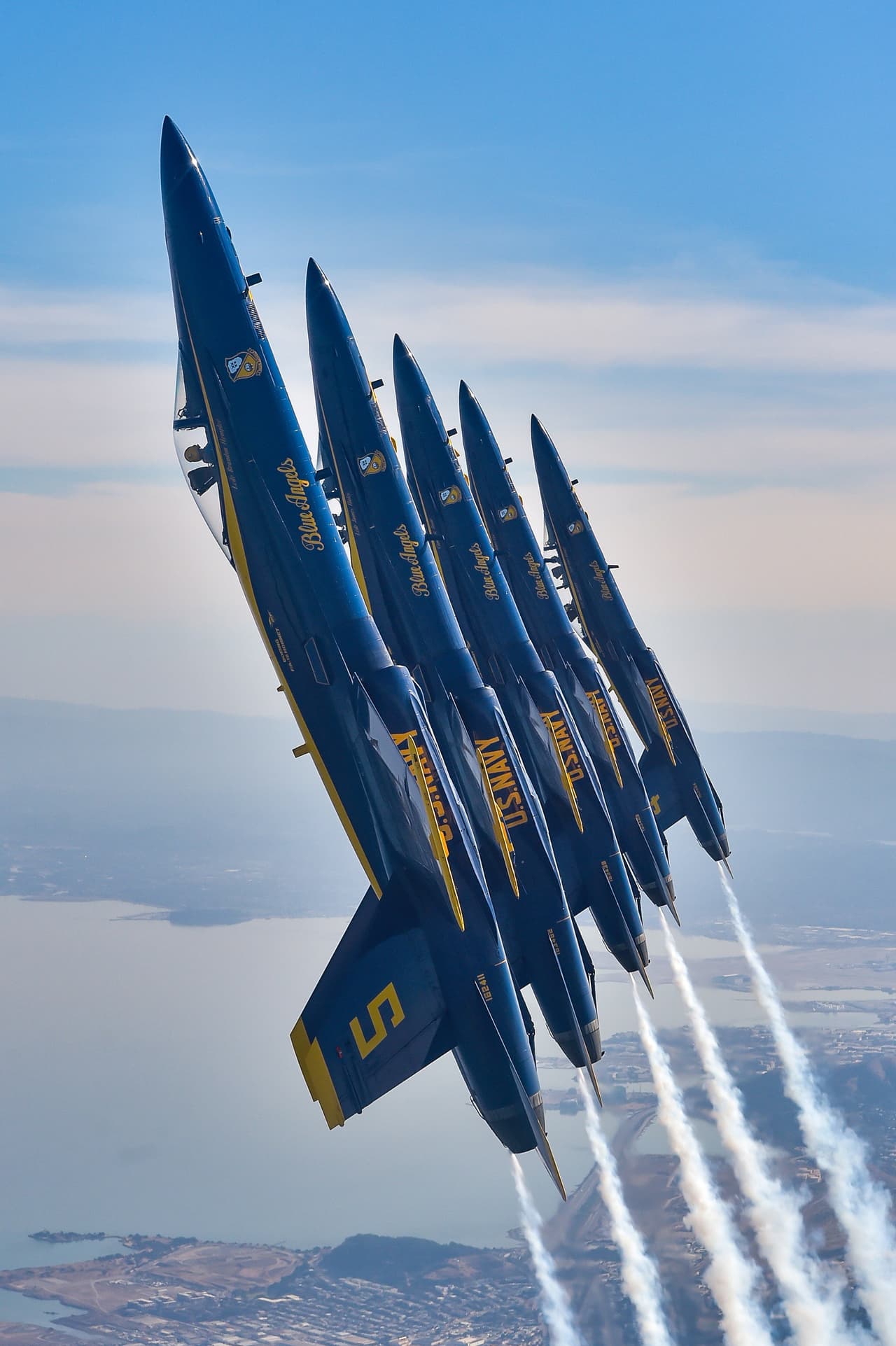 Este avión de combate combina capacidades de caza y ataque para arremeter contra objetivos tanto aéreos como terrestres. Es precisamente de ahí donde viene la designación de su nombre F/A-18: "F" de 
<i>Fighter</i> y "A" de 
<i>Attack.</i>