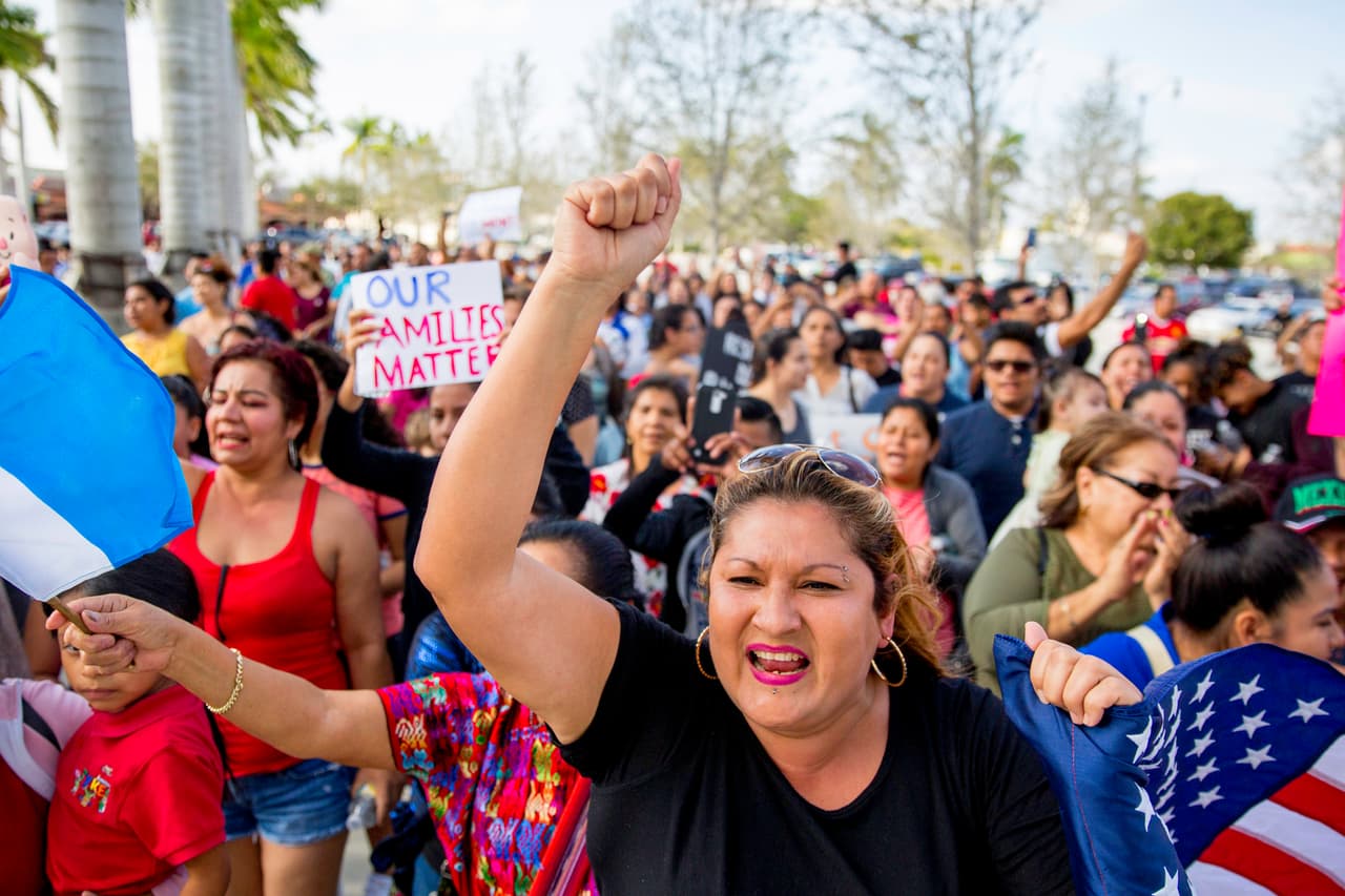 Flor Urrea es una mexicana de Morelia (Michoacán) que lleva 36 años en EEUU. "Estoy aquí porque yo también soy inmigrante y lo queremos es venir para agarrar una oportunidad y a hacer cosas buenas en este país. No vinimos a robar ni somos criminales. Lo que queremos es que nos apoyen y hacer una buena vida para nuestros hijos y para nuestras familias", dijo.