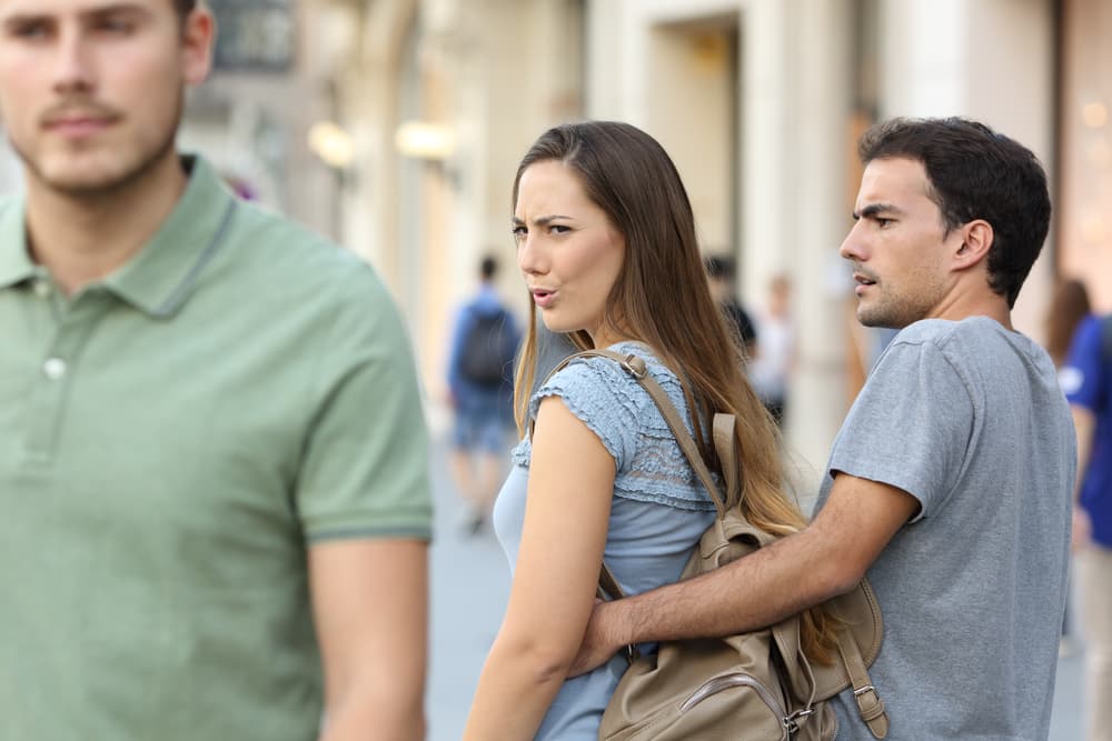 Justificarán llegadas tardes, ausencias de casa los fines de semana ¡hasta una ropa interior con pintura de labios! Siempre encontrarán un pretexto para no romperla, luego empiezan otra relación aunque no olvidan del todo la anterior.