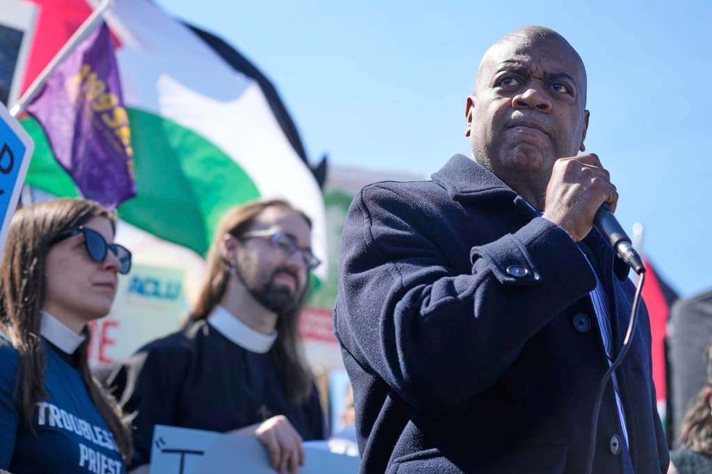 Al día siguiente, el alcalde de Newark se declaró sorprendido por "las mentiras" que se dijeron sobre su detención. Llamó la atención a que “nadie más fue arrestado, me invitaron y luego me arrestaron en la acera”.