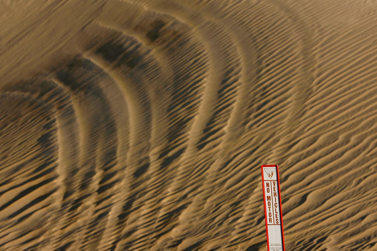 <b>Desierto de Sonora.</b> Al oeste de Mexicali empieza la zona desértica, donde la frontera está dividida por la valla para vehículos. Cerca de Dunes en California y Yuma, Arizona, hay zonas donde el desierto se hace más arenoso y complicado, y no existe ninguna división en la frontera.
<br>