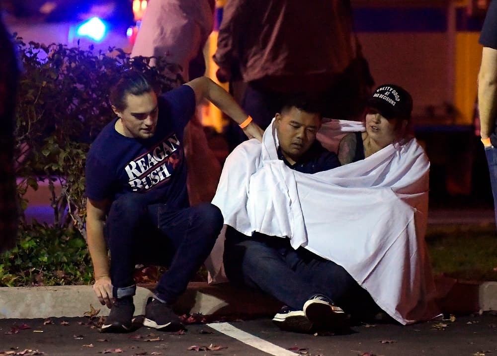 Al menos 12 personas murieron en el tiroteo.