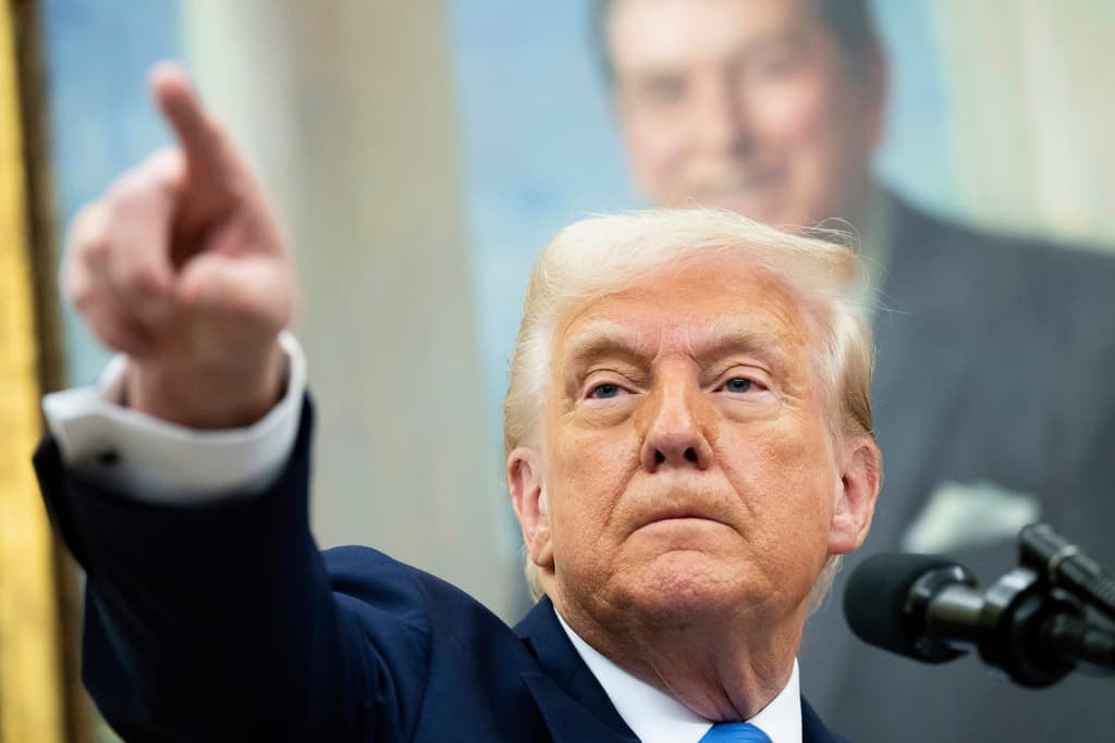Trump 2.0 se venga de "enemigos" como prometió: algunos ceden y otros resisten