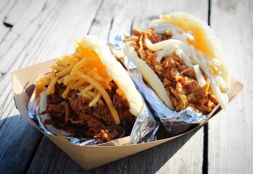 <b>Arepa Culture NC </b>
<br>Dirección: 6274 Glenwood Ave Ste 100. Raleigh, NC 27612
<br>Teléfono: (919) 986-8487
<br>Sitio web: 
<a href="http://www.arepaculturenc.com/">http://www.arepaculturenc.com/</a> 
<br>
<b><a href="https://www.yelp.com/map/arepa-culture-nc-raleigh">Cómo llegar</a></b>
<br>
<br>En Yelp aseguran que su “especialidad es la Arepa, un "pan" de harina de maíz blanco sin gluten que se elabora artesanalmente, a la parrilla, generosamente relleno con una variedad de ingredientes saludables y deliciosos y luego comido como un sándwich”.