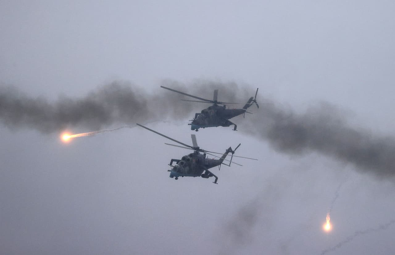 <b>Los inquietantes ejercicios militares (2022)</b>
<br>
<br>Rusia y Bielorrusia comenzaron a realizar ejercicios militares conjuntos el 10 de febrero, con unas 30,000 tropas rusas estacionadas en Bielorusia a lo largo de la frontera norte de Ucrania. Para el fin de semana del 19 y 20 de febrero Rusia anunció que nuevas maniobras militares en la frontera serán dirigidas por el propio Putin.
<br>
<br>Joe Biden aseguró otra vez el viernes que Rusia busca "crear justificaciones falsas" para una invasión, y que está convencido ocurrirá la próxima semana o en los próximos días, según determinó la inteligencia estadounidense.
<br>
<br>La foto muestra los ejercicios militares de Rusia y Bielorusia el 17 de febrero.
<br>