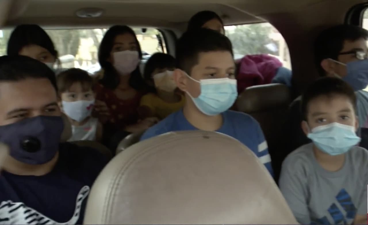Luego llegó la pandemia del 
<a href="https://www.univision.com/local/los-angeles-kmex/coronavirus/mapa-coronavirus">coronavirus </a>y la situación de la familia se complicó aún más. Los 
<a href="https://www.univision.com/local/los-angeles-kmex/en-las-escuelas-o-desde-casa-la-educacion-a-distancia-puede-ser-la-solucion-en-california-en-tiempos-del-coronavirus">niños ya no fueron a la escuela</a>, Irma, quien es cosmetóloga y maquillista profesional, ya no recibió llamadas de sus clientas y su esposo que trabaja como jornalero tampoco conseguía quien lo contratara.