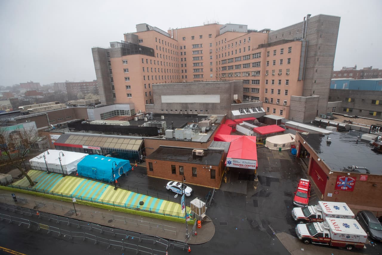 Centros médicos como el Hospital Elmhurst empiezan a sentir el impacto de la alta cantidad de pacientes. Aquí los tanques de oxígeno funcionan a su máxima capacidad.