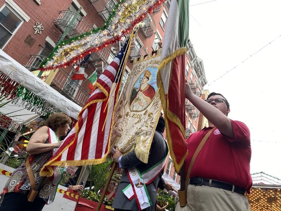 Los líderes del evento se distinguen con el uso de una cinta con los colores de la bandera italiana. Algunos han hecho esta función por varias décadas.