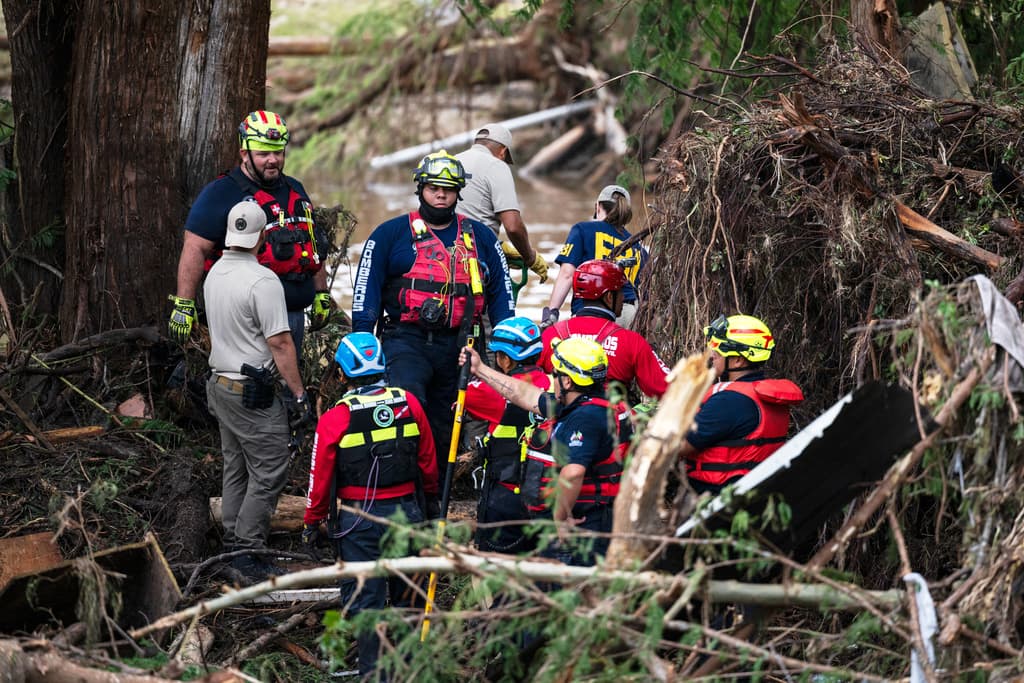 En el condado de Kerr, En el condado de Kerr, los equipos de búsqueda recuperaron los cuerpos de 84 personas, de las cuales 28 eran niños.