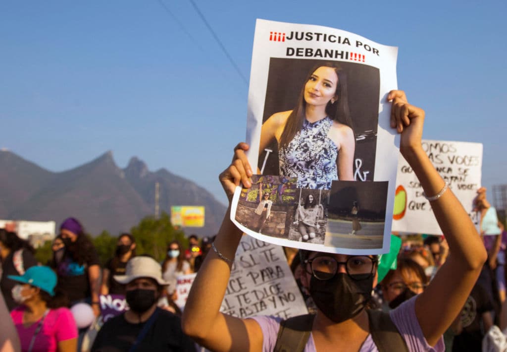 El padre de la joven ha dicho que hay inconsistencias en la investigación que lleva a cabo la fiscalía y el comisionado de la Corte Interamericana de Derechos Humanos dijo que había indicios de agresión sexual y que se pediría un nuevo peritaje.