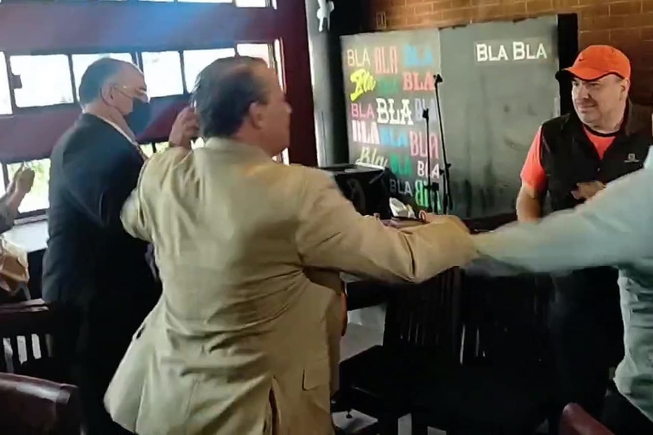 El abogado exigía a Alfredo Adame por este no haber asistido a la pelea pactada con 'El Cazafantasmas'.
