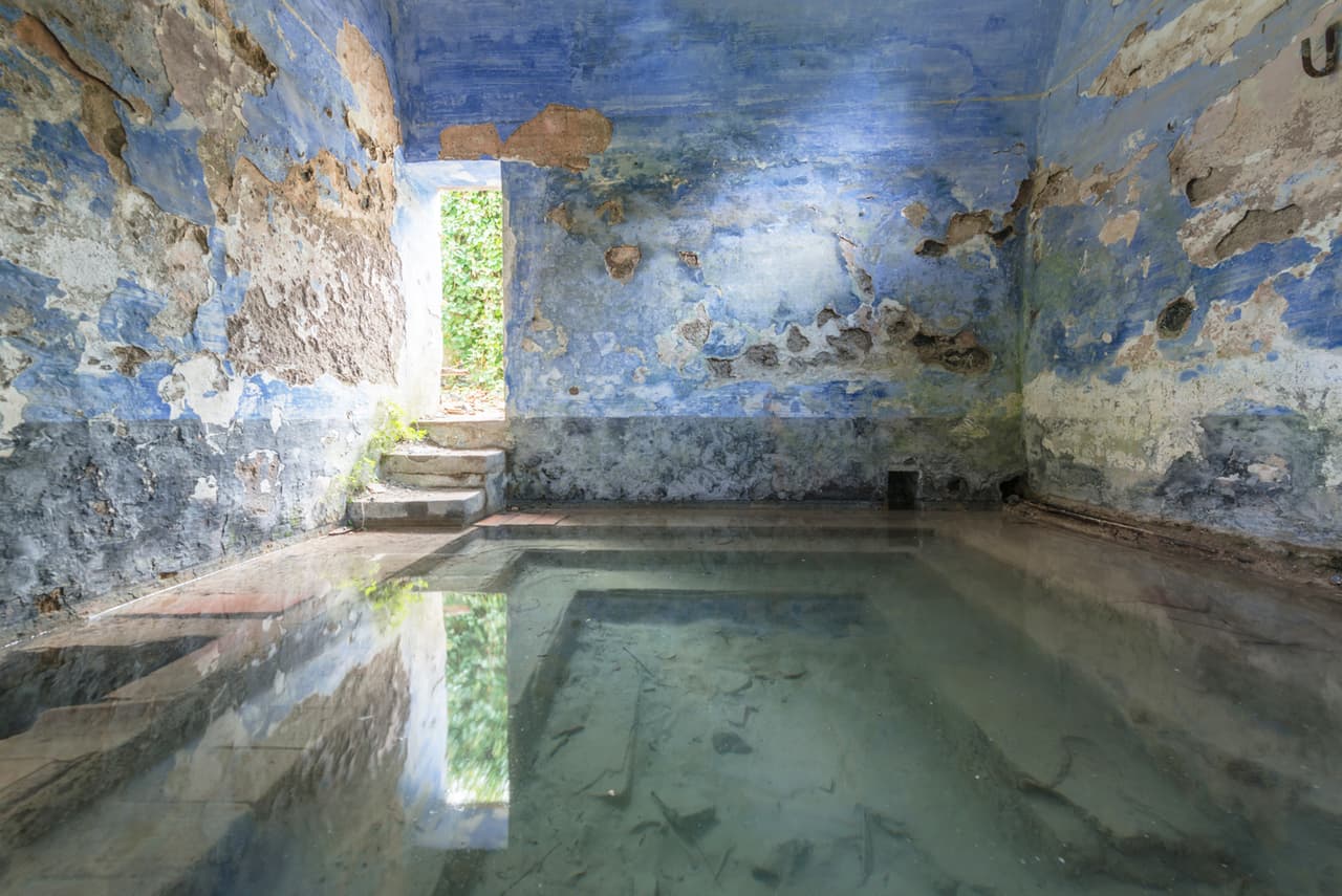 El artista también considera que su obra es “postapocalíptica” y “decadente”. “Tratar de capturar la belleza en las ruinas es importante para mí”, asegura Veillon.
<br>
