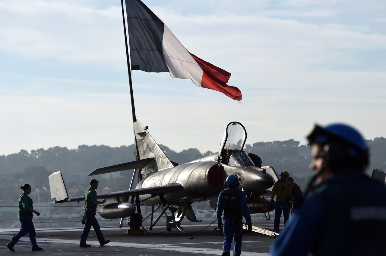 <b>Puesto 5. Francia.</b> Aunque su población es baja en comparación a los cuatro primeros de la lista (aproximadamente 67,000,000), Francia tiene un total de 388,635 militares, entre activos y reservistas. Cuenta con 1,248 aeronaves, 406 tanques, 118 buques (4 portaaviones, 12 destructores y 10 submarinos, entre otros). Tiene un 
<i>Powerindex</i> de 0.1065 puntos.