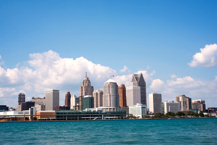 <b>Detroit | </b>67% de tráfico por encima de lo normal
<br>
<br>⚠️ Carretera más congestionada: I-696 W, MI-10 hacia I-275
<br>⚠️ Horario de mayor tráfico: 3:30 pm a 5:30 pm