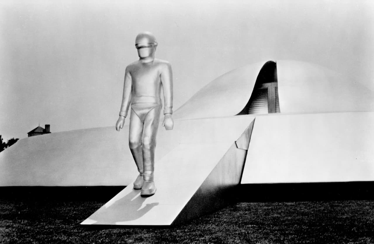 La petición que Klaatu hace a todos los gobernantes del mundo es rechazada. Así las cosas, Klaatu decide observar cómo viven los humanos y, para ello, se hospeda en la casa de una mujer, madre de un chico, con el que Klaatu entabla amistad.
<br>