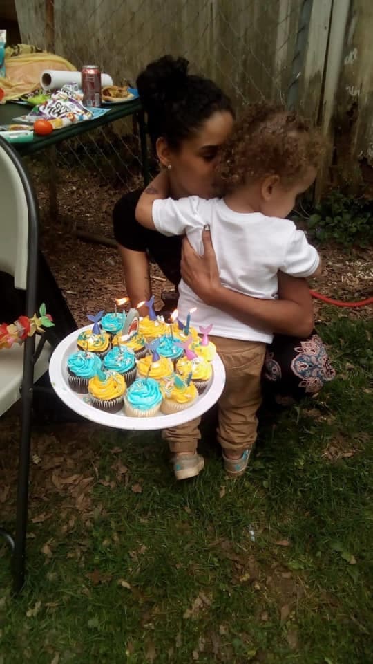 El pequeño ha sido criado por su mamá en Georgia, según dijo su hermana, pues su “padre no ha estado presente en su vida”. 
<br>