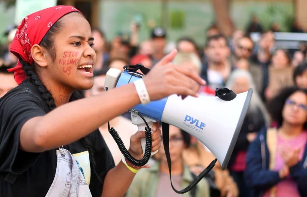 Joven de 16 años habla en mitín contra el racismo: "Dejen de matarnos".