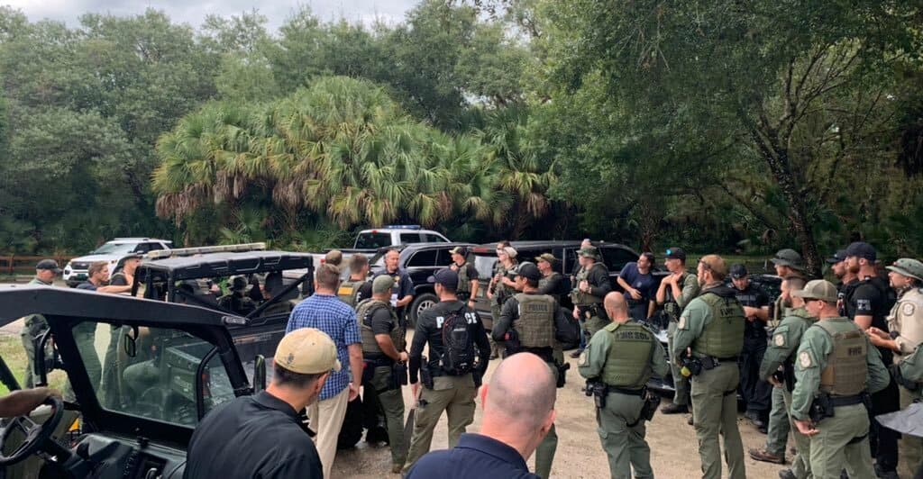 <h3 class="cms-H3-H3">Búsqueda por tierra y aire</h3>
<br>
<br>El Departamento de Policía de North Port, Florida, anunció que había comenzado una búsqueda 
<a href="https://www.univision.com/noticias/sucesos/busqueda-novio-laundrie-gabby-petito-florida-fotos">para hallar a Brian Laundrie</a>, para la que contó con el apoyo de varios equipos policiales, perros y drones. Hasta la tarde de este martes, se desconocía el paradero del novio de Gabby Petito. En la imagen, oficiales en la reserva Carlton en Sarasota, Florida.