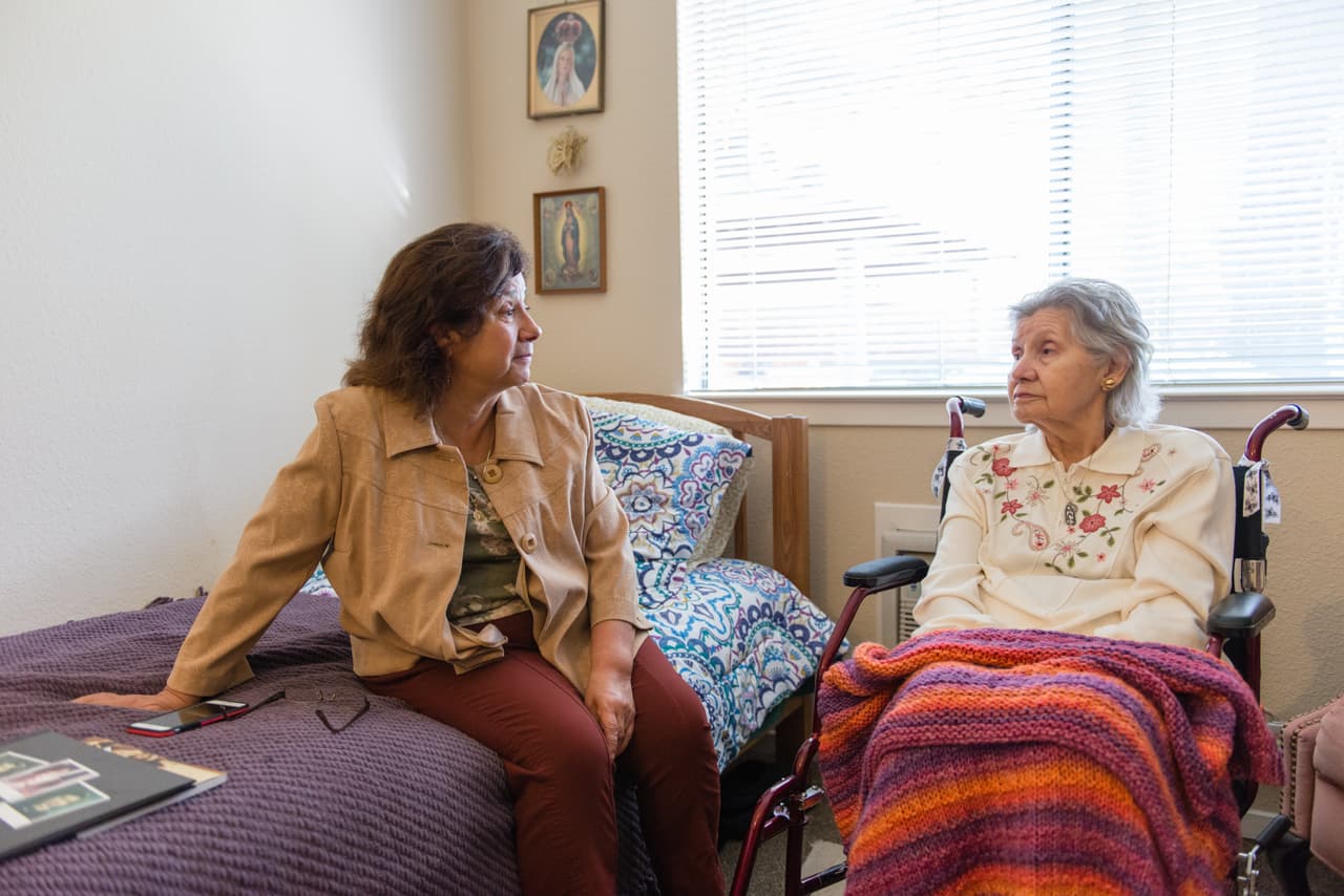 Florence Márquez fue diagnosticada con enfermedad de Alzheimer hace ocho años. Vivió en la misma casa durante 50 años, pero un día no pudo encontrar el camino para regresar a ella. 
<b>Una de cada tres personas mayores de 80 años tiene demencia o Alzheimer</b>. Para 2050, el promedio de vida para los hispanos será de 87 años. Y en 2030 
<a href="http://www.nhcoa.org/wp-content/uploads/2015/11/NHCOA-Status-of-HOA-Final-10-27-15.pdfhttp://www.nhcoa.org/wp-content/uploads/2015/11/NHCOA-Status-of-HOA-Final-10-27-15.pdf">se calcula</a> que habrá 200% más de latinos de tercera edad que hoy en día.