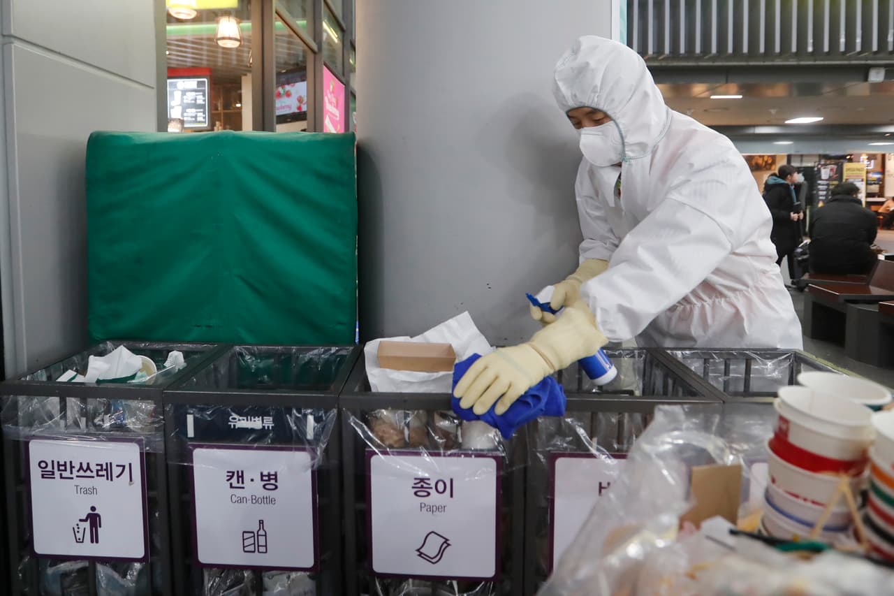<b>¿Qué se sabe de los dos casos en EEUU?</b> El primer caso fue un hombre de unos 30 años que estuvo en esa región china y llegó a Seattle el 15 de enero; el segundo es una mujer de 60 años que volvió de Wuhan el 13 de enero y reside en Chicago.