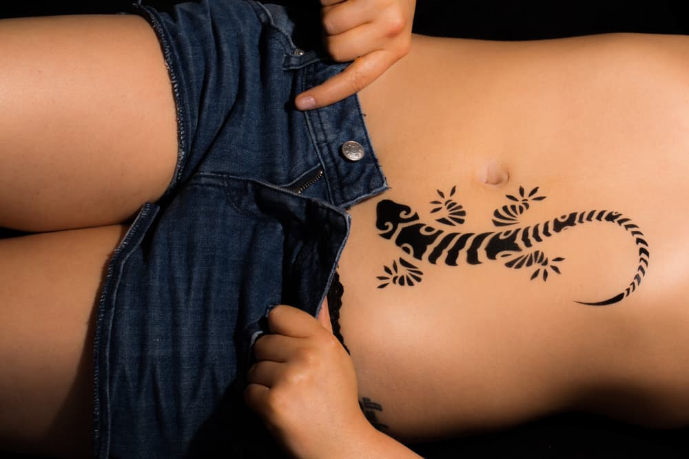<b>LEO, VIRGO, LIBRA Y ESCORPIÓN</b>
<br>El abdomen y el plexo solar, todo está bien, puesto que está relacionado con los órganos regidos por estos signos. La parte debajo del ombligo, pero siempre buscando elementos afines a ti.
<br>