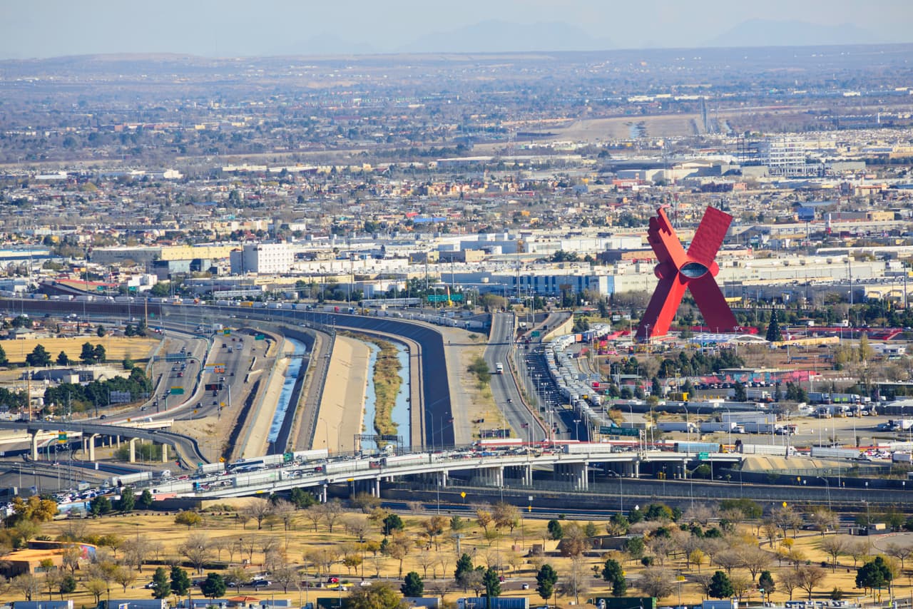 <h2 class="cms-H2-H2">Chihuahua (nivel 3)</h2>
<br>
<br>Este estado, fronterizo con Nuevo México y Texas, también se sitúa en el nivel 3 de acuerdo con el Departamento de Estado. 
<br>
<br>El gobierno estadounidense pide tomar mayores precauciones en caso de visitar Ciudad Juárez, debido a los niveles de violencia. En cuanto a los cruces fronterizos, se pide precaución al viajar en el área de Nuevo Casas Grandes, Ojinaga y Palomas. 
<br>