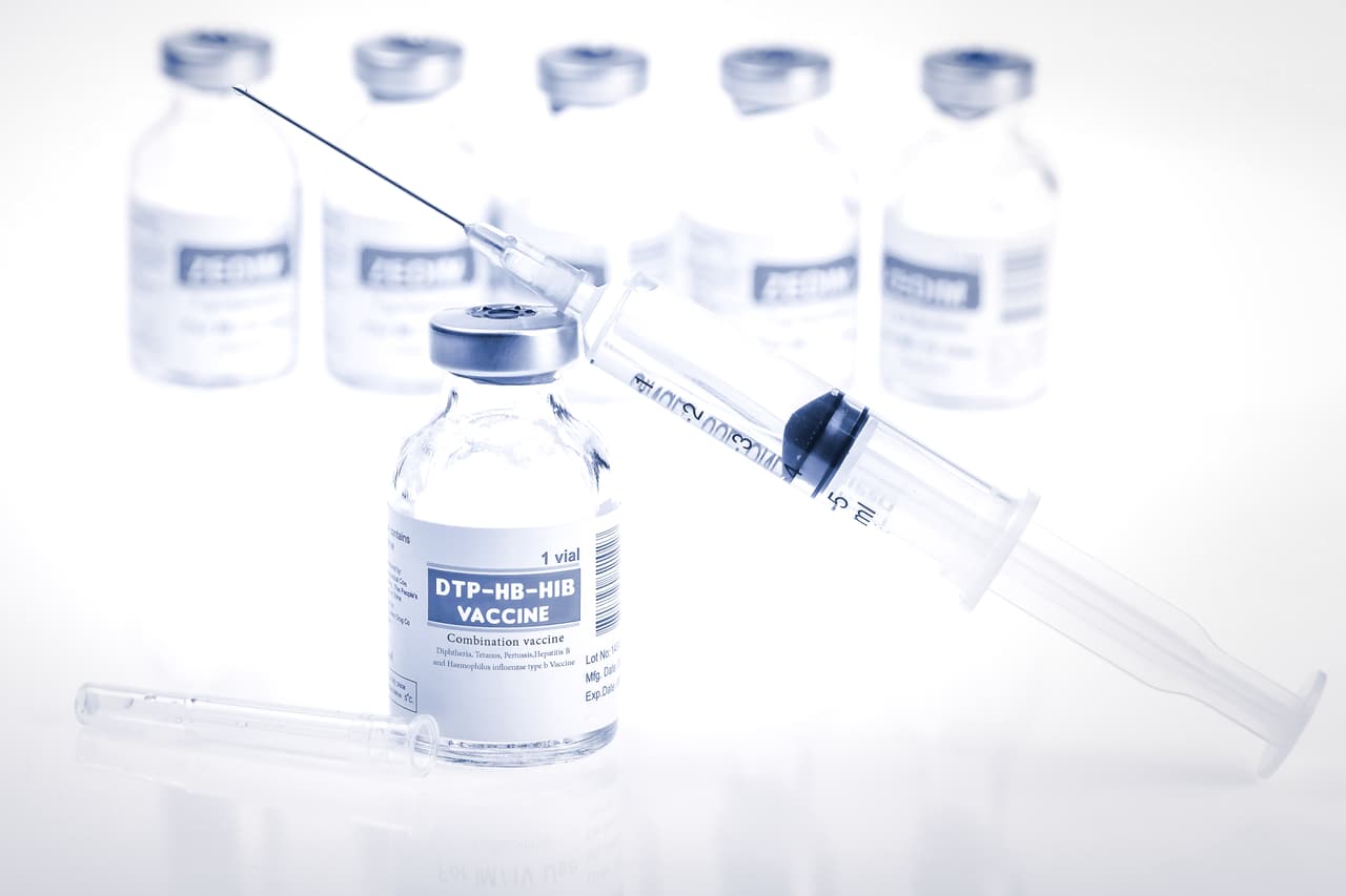 <b>Haemophilus influenzae tipo b (Hib)</b>
<br>
<b>Introducción de las vacunas: década de 1990.</b>
<br>
<b>Impacto: reduce el riesgo de enfermedad invasiva.</b>
<br>
<br>Esta enfermedad puede causar neumonía y meningitis, y afectaba a unos 25,000 niños cada año en Estados Unidos antes de que una vacuna estuviera disponible en la década de 1990. Antes de la inmunización generalizada: morían en el mundo unas 371,000 por año de esta enfermedad.