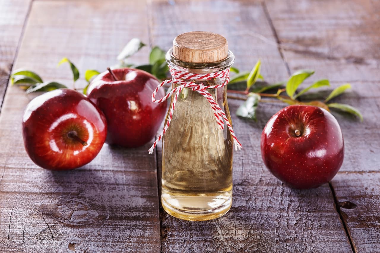 <b>Vinagre. </b>Haz una mezcla de vinagre de manzana y agua a partes iguales y limpia todas las superficies de la cocina. Esta solución es ideal, pues además de combatir las hormigas, quienes odian su olor, también te brindará una limpieza general en este espacio de la casa.