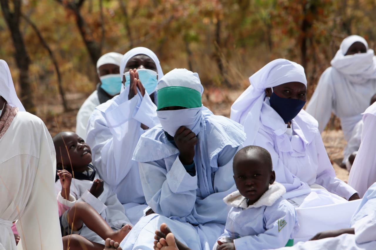 Las iglesias han tomado medidas para abordar las dudas en otras partes de 
<a href="https://www.univision.com/temas/africa">África</a>. La Iglesia Metodista Unida, con sede en Estados Unidos, planea utilizar una plataforma de mensajería masiva para enviar mensajes de texto a los teléfonos celulares de alrededor de 32,000 seguidores en Costa de Marfil, Congo, Liberia y Nigeria. El objetivo inicial es combatir la desinformación.