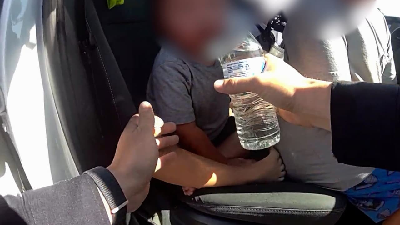 Padre dejó a sus hijos en el auto casi una hora mientras estaba en tienda de artículos para adultos