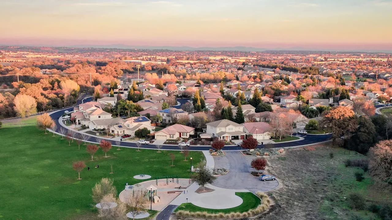 <b>7. Roseville, CA</b>
<br>
<br>Los costos de vida en esta ciudad son los quintos más bajos del estudio y representan aproximadamente un tercio del ingreso familiar promedio anual. Un poco más del 38% de la población de la ciudad gana $100,000 o más y menos del 6% vive por debajo del nivel de pobreza.