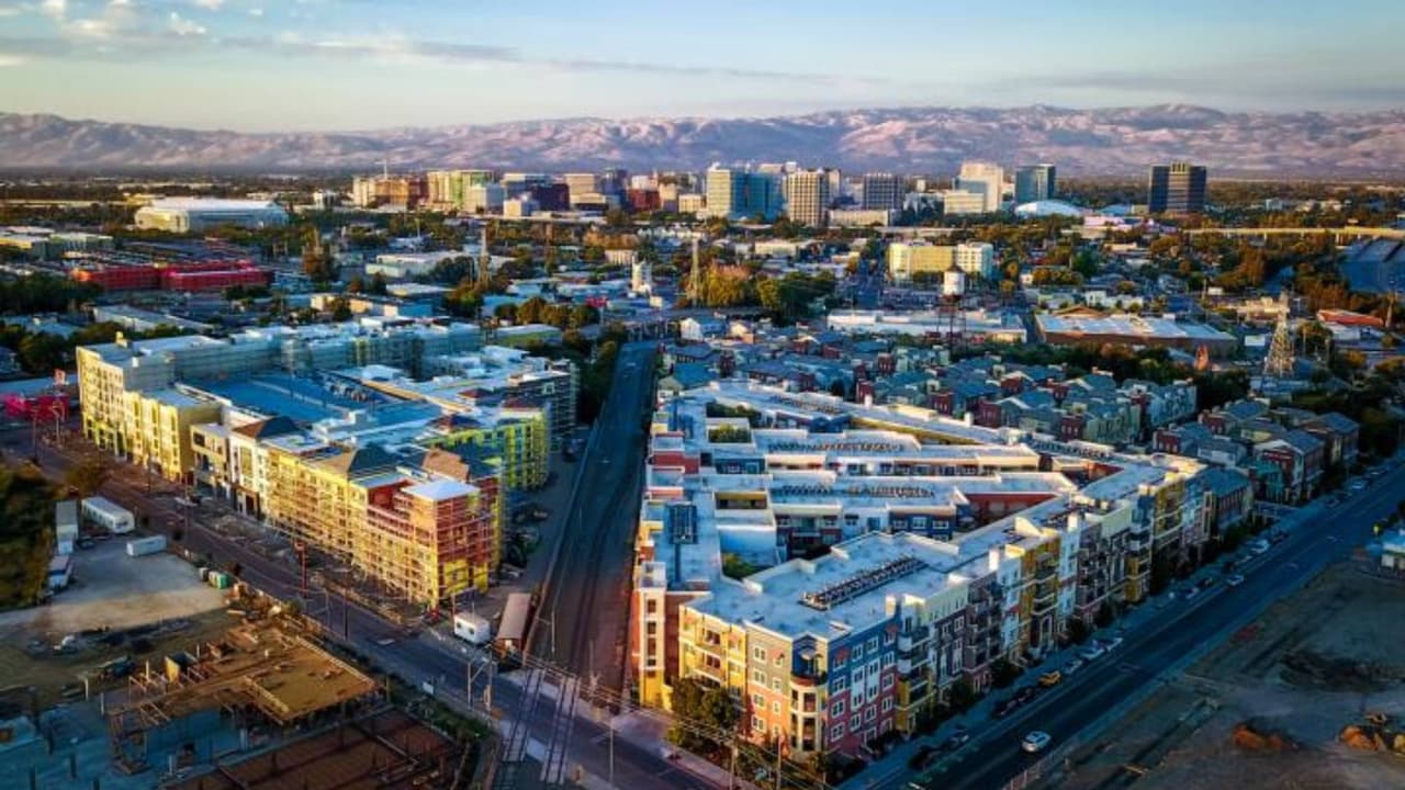 <b>San José</b> se posiciona en el 
<b>penúltimo lugar</b> de la clasificación por no ofrecerle a su población vivienda asequible, educación de calidad y buenos servicios médicos. Sin embargo, destaca en temas de economía donde es una de las 
<a href="https://www.univision.com/local/sacramento-kuvs/california-tiene-seis-de-10-ciudades-mas-felices-para-vivir-fotos">mejores 20 ciudades</a> del país.