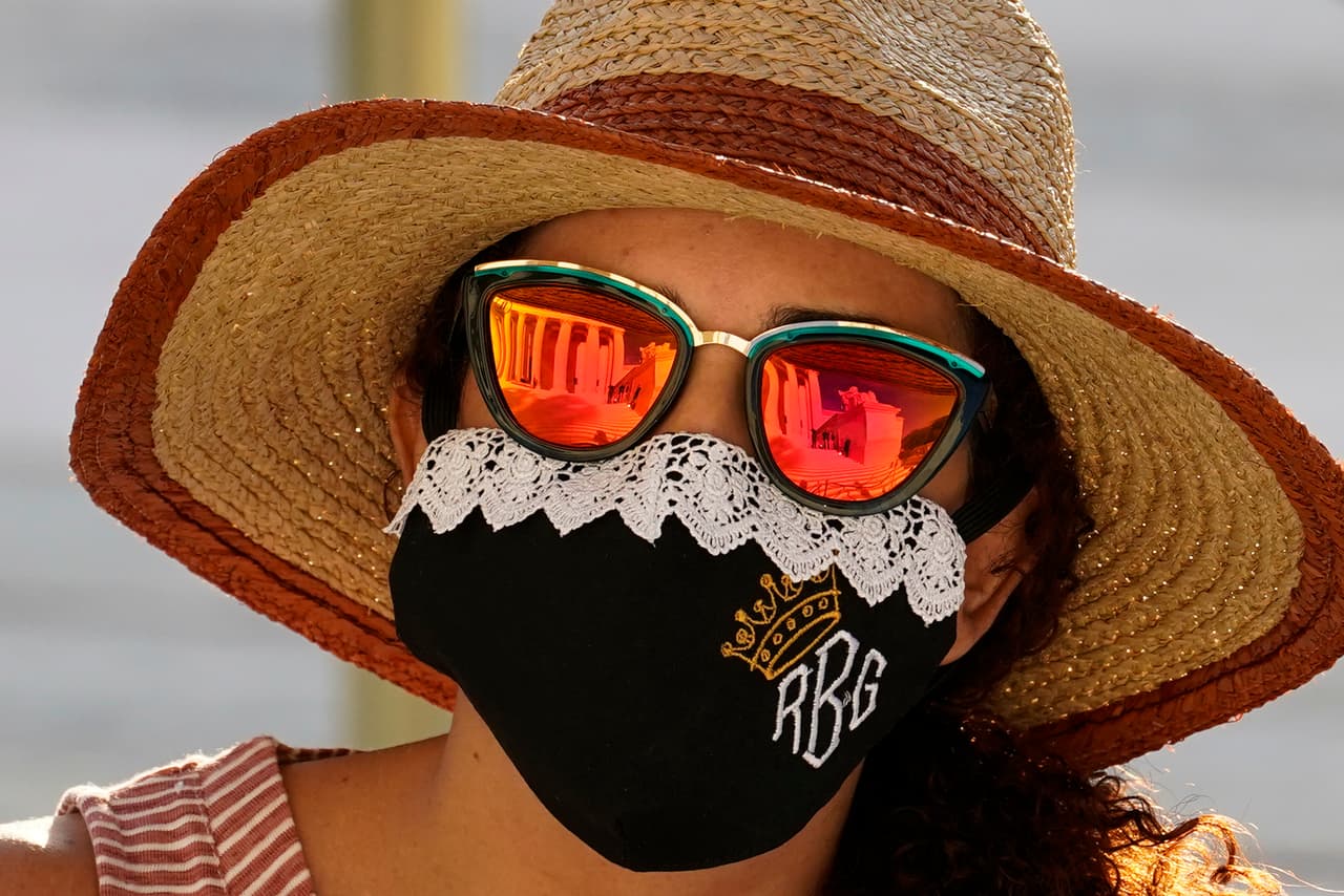 El peculiar accesorio con el que todos recuerdan a la jueza es uno muy grueso, blanco, tejido, 
<a href="https://www.washingtonpost.com/wp-dyn/content/article/2009/09/03/AR2009090303790.html"><u>según ella proveniente de Sudáfrica</u></a>. A lo largo de los años, Ginsburg reveló que cada uno de sus collares tenía un significado especial.