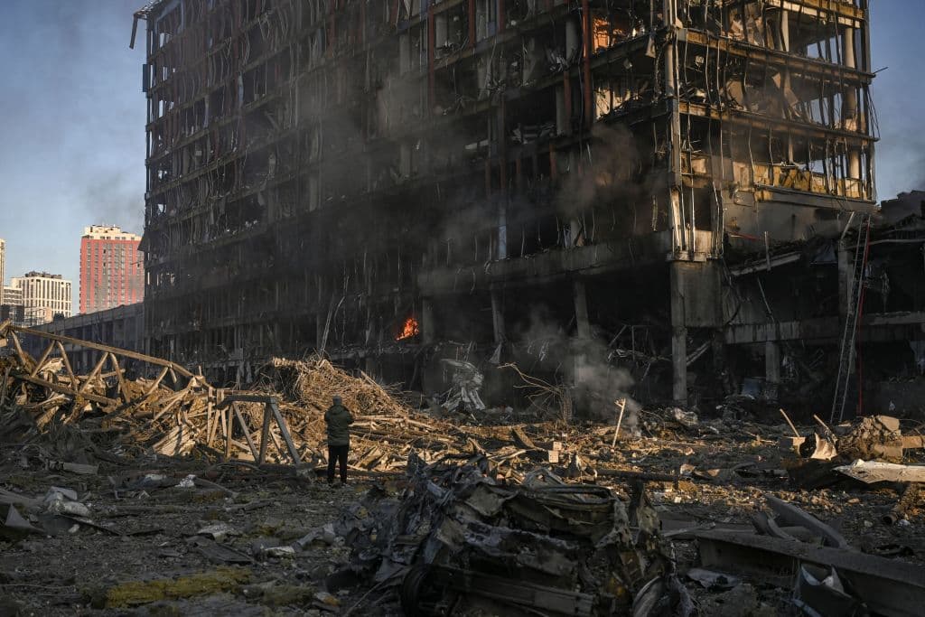 El 
<a href="https://www.univision.com/noticias/mundo/escalada-ofensiva-rusa-ucrania-ataque-base-militar-fotos">avance ruso sobre Kiev se ha estancado</a>, pero los bombardeos sobre objetivos civiles de los suburbios de la capital continúan y cada vez se acercan más al corazón de la capital ucraniana.