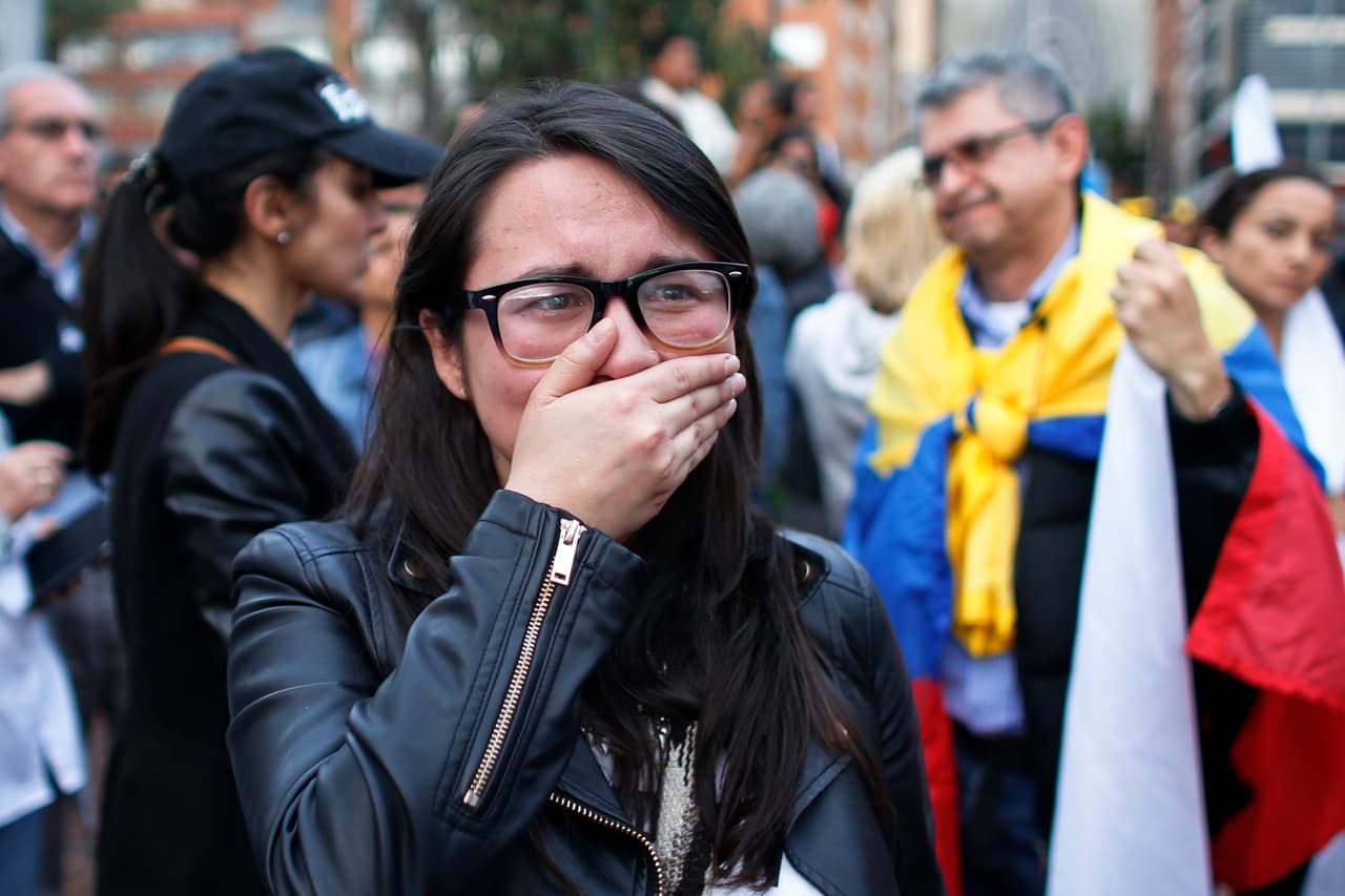 Tras el cierre de urnas a las 16:00 hora local, los colombianos vivieron 60 minutos de tensión, el tiempo que tardó el escrutinio en despejar las dudas en un plebiscito muy reñido.