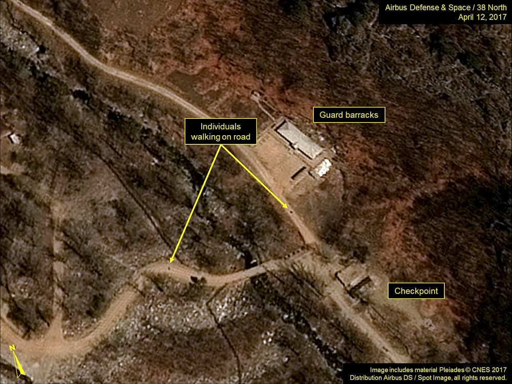 Los expertos llevan semanas alertando de la continua actividad en Punggye-ri y temen que Corea del Norte pueda llevar pronto a cabo su sexta prueba nuclear, especialmente este sábado, cuando se celebra por todo lo alto el 105 aniversario del fundador del país y abuelo del actual líder, Kim Il-sung.