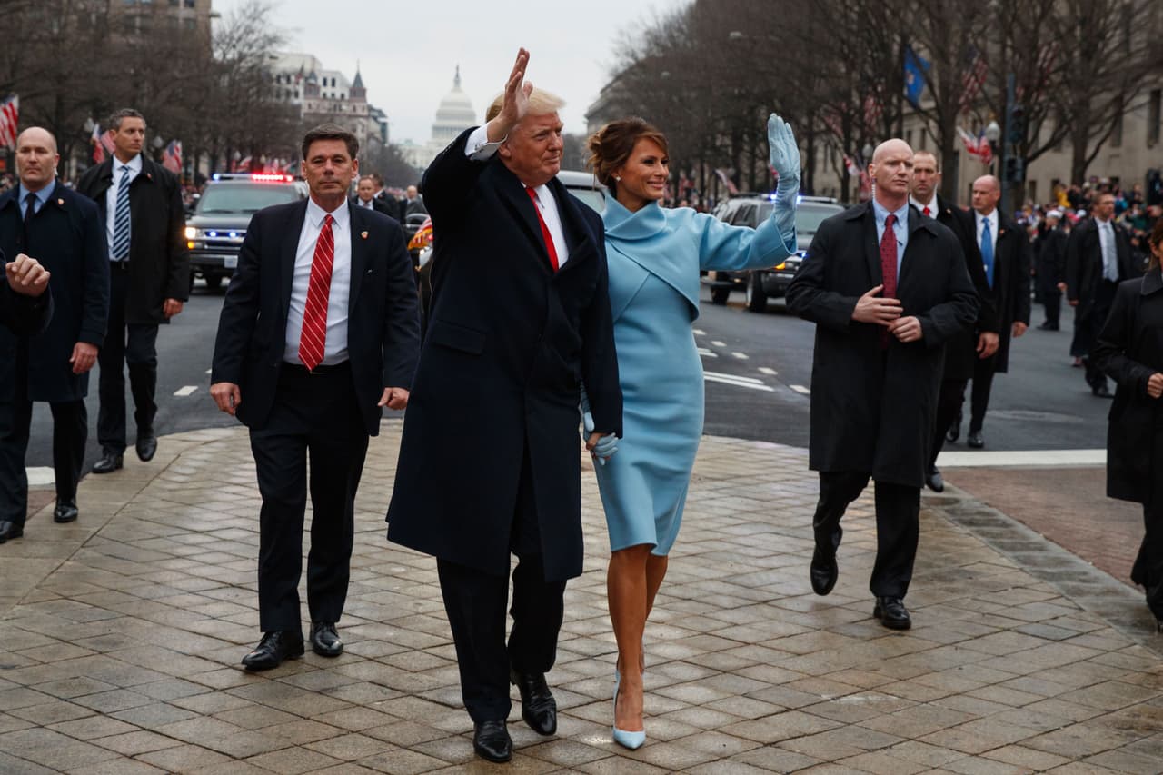 Si de aciertos se trata, 
<b>el traje de aires sesenteros creado por Ralph Laurent</b> en un evidente guiño al traje que usó Jackie Kennedy para la toma de posesión de su marido en 1961, fue una manera de lograr algo que Melania vaticinó desde sus tiempos de campaña: que sería una primera dama de roles tradicionales como en su momento lo había asumido Jackie a principio de los 60.