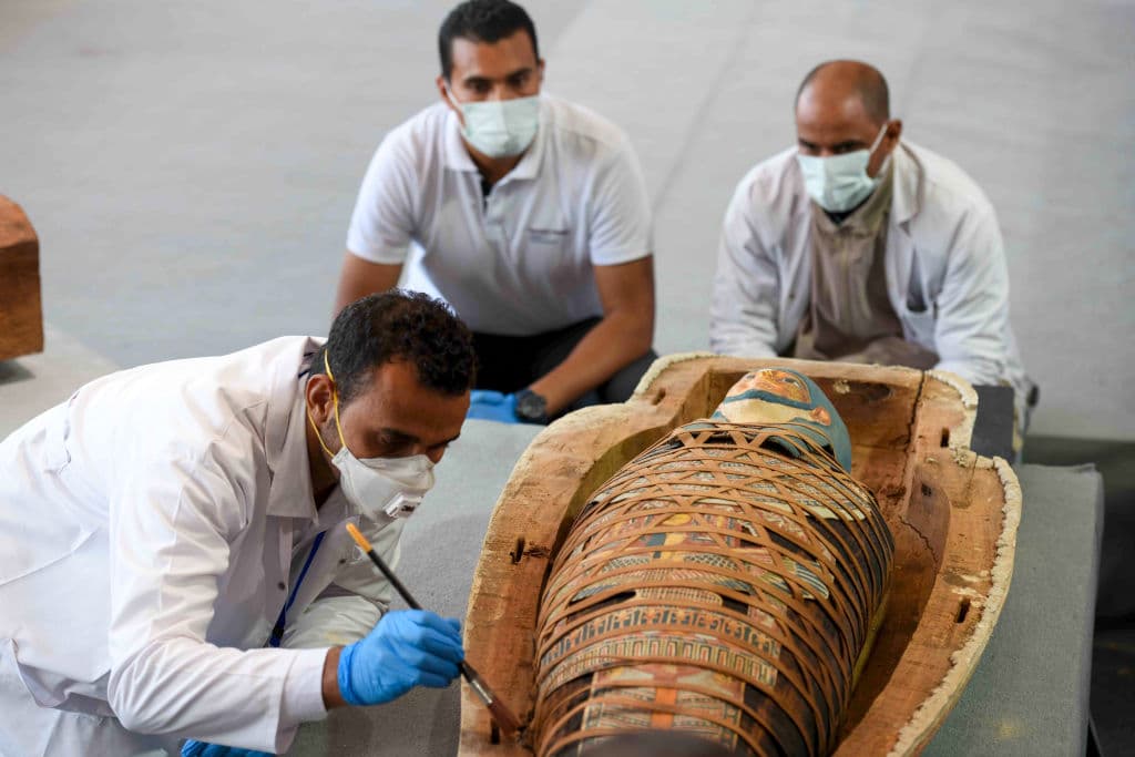 "Saqqara aún no ha revelado todo lo que tiene. Es un tesoro", expresó Khaled el Enani, ministro de Turismo y Antigüedades de Egipto, durante la ceremonia este sábado, mientras los arqueólogos todavía limpiaban con pincel algunas de las piezas expuestas.