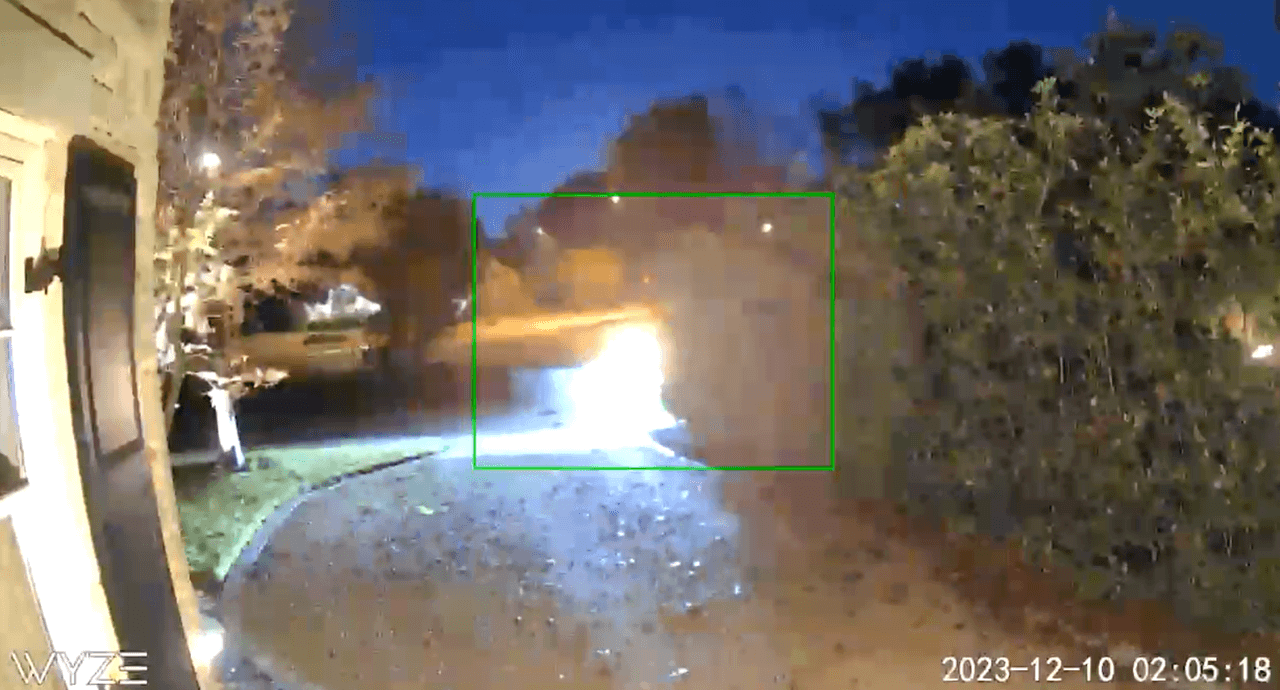 En esta imágen se ve el momento exacto cuando el auto salió disparado tras el impacto contra el árbol.