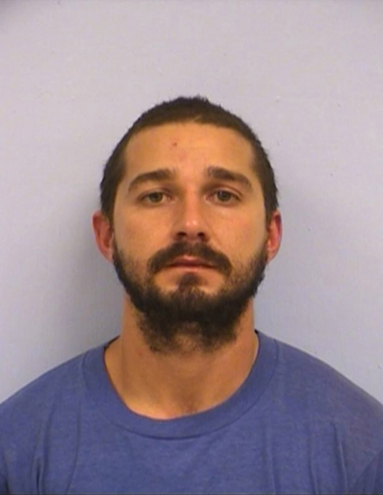 Shia LeBeouf fue detenido por resistirse a las autoridades, cuando en 2007 no respetó un guardia que le exigió retirarse de una tienda en la que causaba problemas.