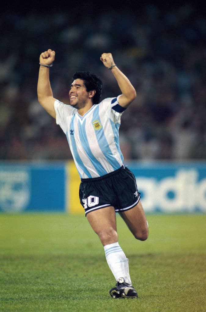 Es entendible que por el esfuerzo físico de su trabajo sus gestos fuesen poco estéticos al fotografiarlos, pese a que existen imágenes de él sonriendo y con los brazos en alto celebrando un gol.