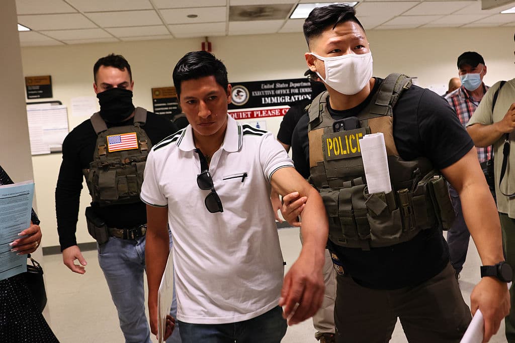 Agentes de ICE detienen a un hombre tras su audiencia en el Jacob K. Javitz Federal Building el 30 de junio de 2025 en Nueva York. El aumento de arrestos en 38 estados, según UC Berkeley, refleja la agresividad de las tácticas de ICE en entornos judiciales. (Foto por Michael M. Santiago/Getty Images)
<br>
