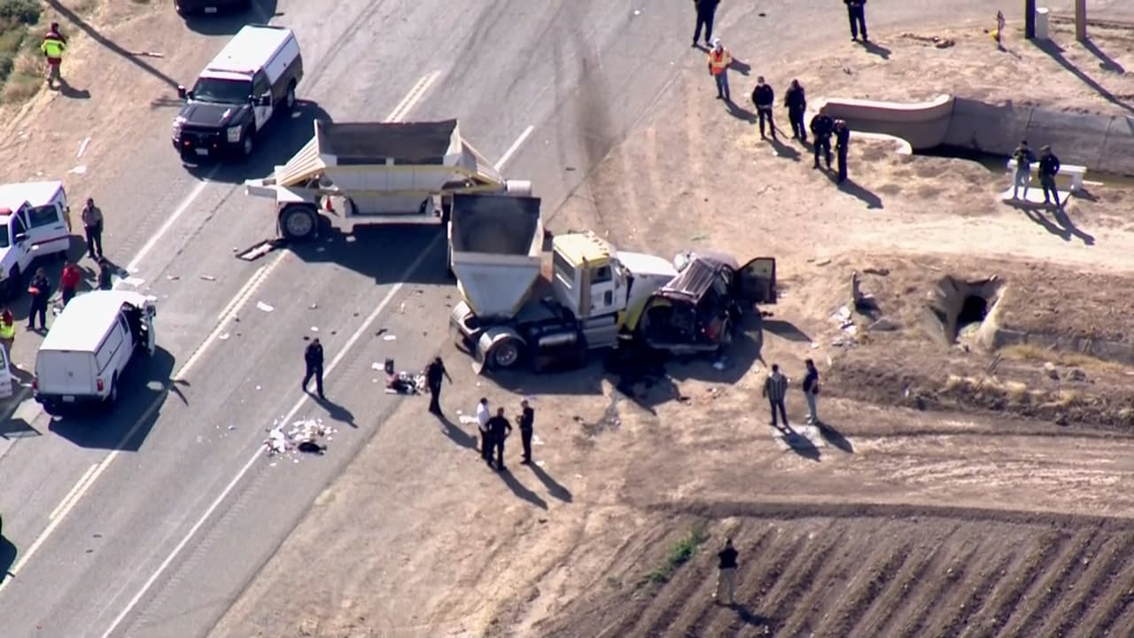 En video. imágenes aéreas del accidente en la frontera entre California y México en el que murieron 15 personas. Según las autoridades, el camión transportaba 27 personas. Se coció contra una camioneta en la ciudad fronteriza de Holtville, California. Otras personas heridas fueron llevadas al hospital.